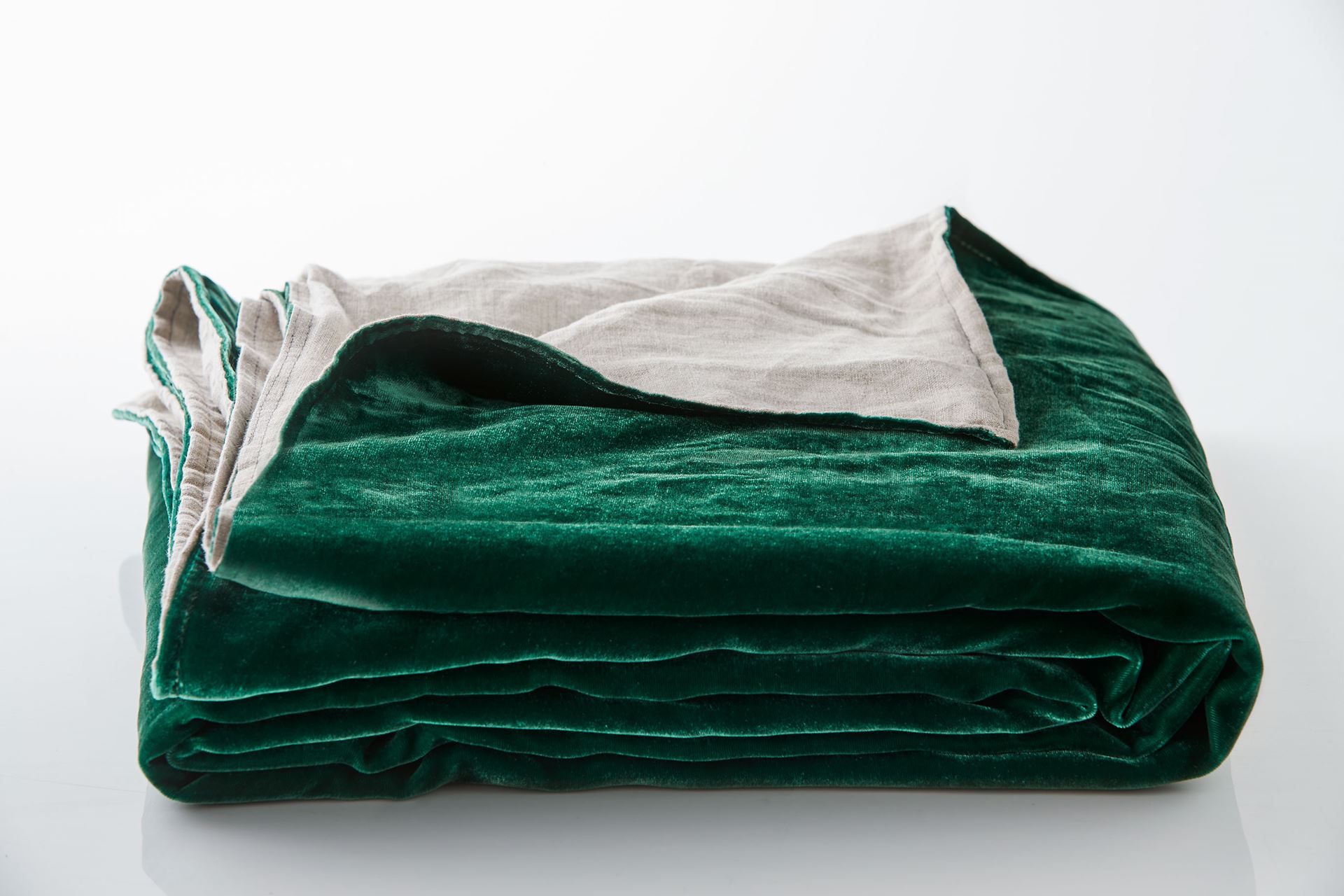 Leuvia. Silk Velvet Throw Emerald