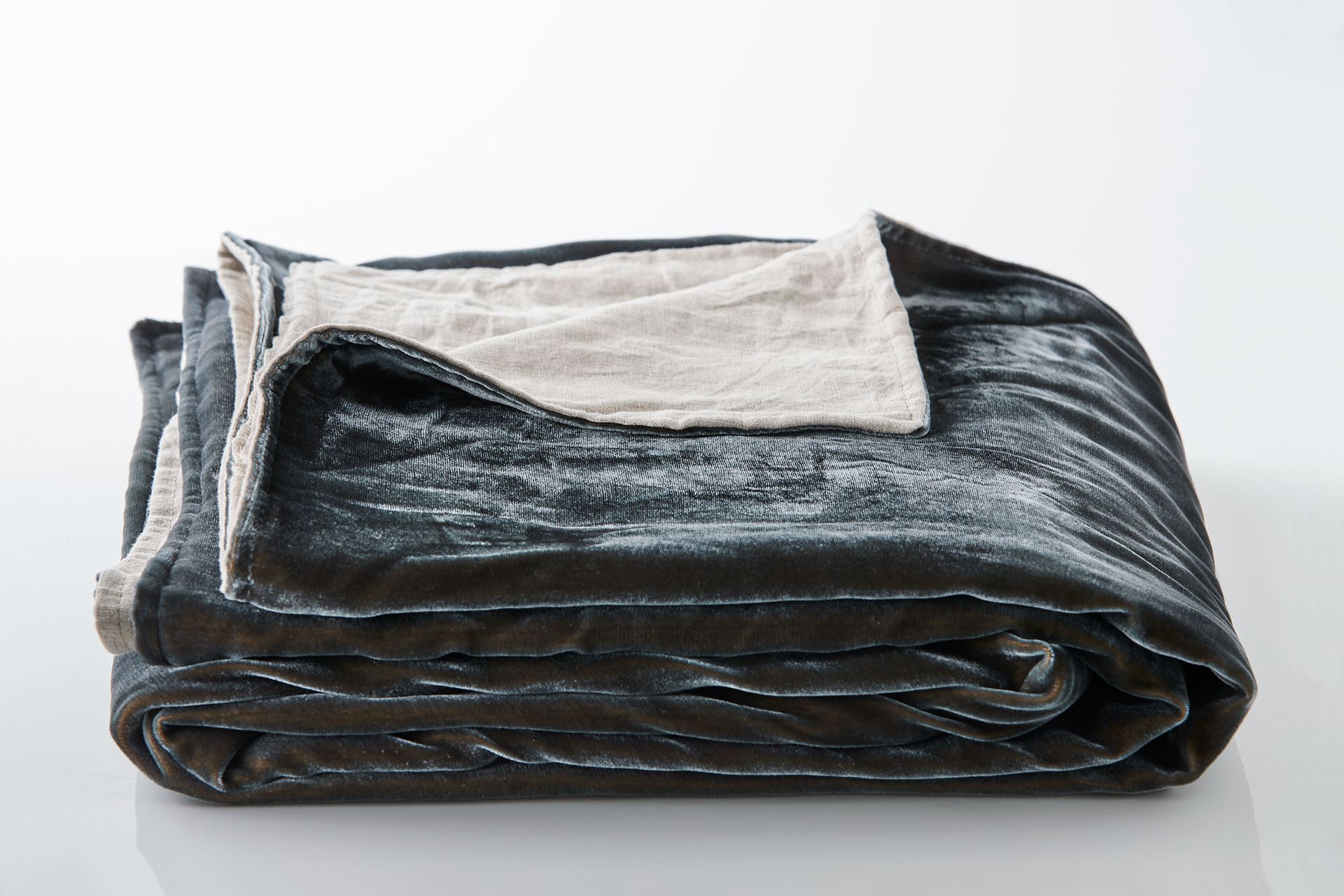 Leuvia. Silk Velvet Throw Petrol