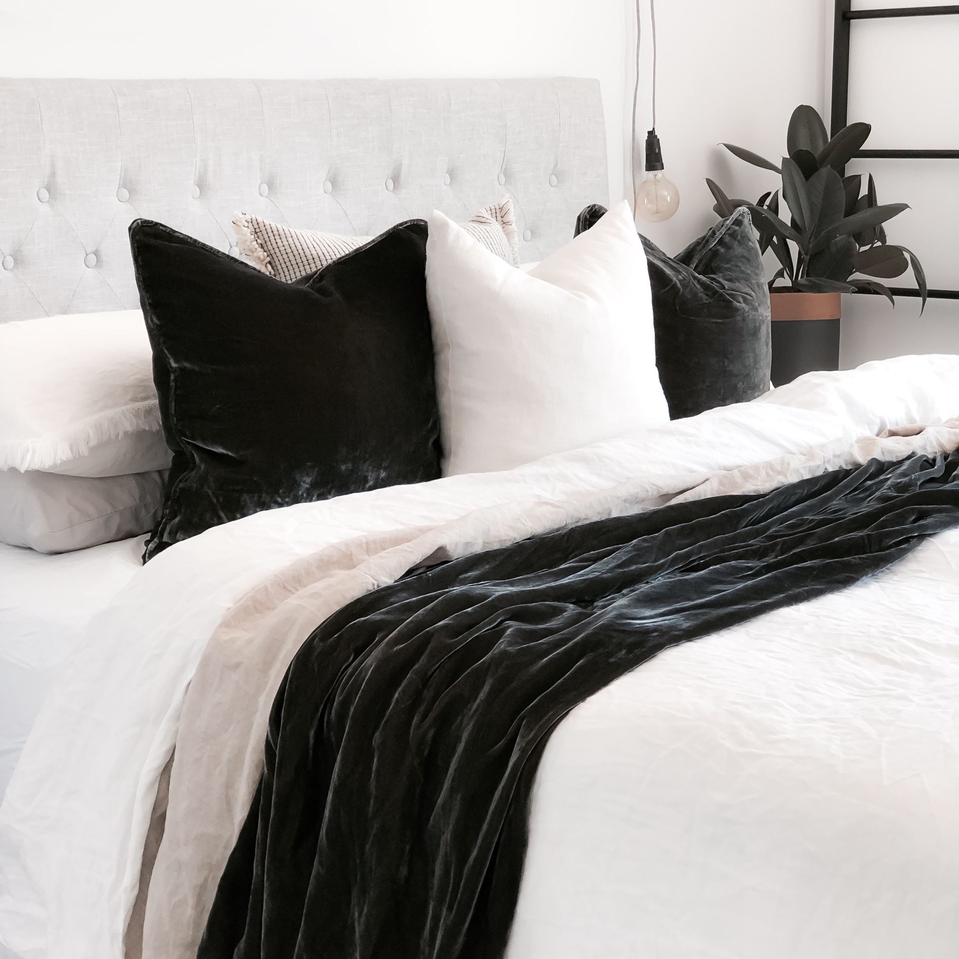 Leuvia. Silk Velvet Throw Petrol